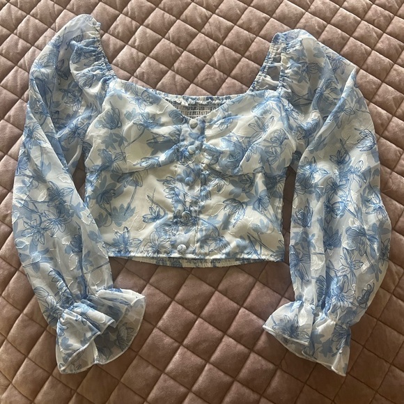 NWOT light blue white floral smocked top - Picture 2 of 8